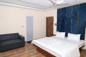巴特那Hotel Siddhi Residency的带一张床和一把黑色椅子的卧室