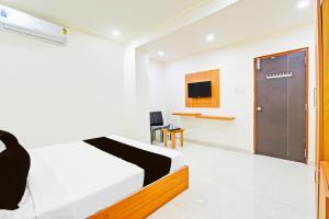 TV a/nebo společenská místnost v ubytování Super Townhouse OAK Santosh Nagar Hyderabad