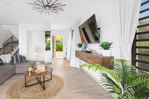 un salon avec un canapé et une table dans l'établissement the views by DanTopia villa, à Saint James
