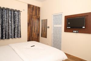 Hotel Siddhi Residency的电视和/或娱乐中心