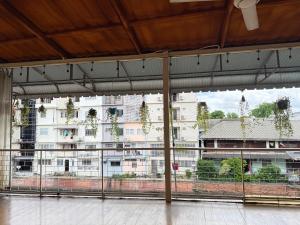 Balkón nebo terasa v ubytování Baan Nampetch Hostel