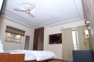 Hotel Siddhi Residency的电视和/或娱乐中心