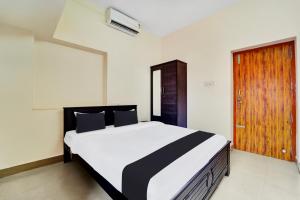 Postel nebo postele na pokoji v ubytování Super Hotel O Viswapuram + 22 fotografií
