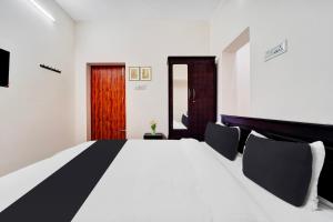 Postel nebo postele na pokoji v ubytování Super Hotel O Viswapuram