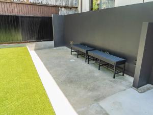 a couple of benches sitting next to a wall at 出雲日和 in Taisha