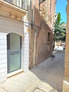 a building with a door on the side of a street at Nata Sicula 3 in Siracusa
