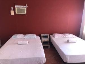 zwei Betten nebeneinander in einem Zimmer in der Unterkunft Hotel Las Flores in Acapulco