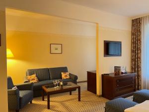 TV a/nebo společenská místnost v ubytování Romantik Hotel Tuchmacher