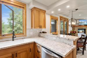 Kuchyň nebo kuchyňský kout v ubytování Trail's End Lodge At Deer Valley Resort - One Bedroom Residence With Spa #205