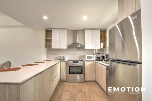 Η κουζίνα ή μικρή κουζίνα στο Brand New 2-bedroom apartment with sea view in Point Blanche