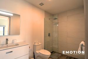 Ένα μπάνιο στο Brand New 2-bedroom apartment with sea view in Point Blanche +14 φωτογραφίες