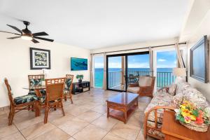 un salon avec vue sur l'océan dans l'établissement Sea Village 4213, à Kailua-Kona