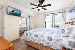 une chambre avec un lit et un ventilateur de plafond dans l'établissement Sea Village 4213, à Kailua-Kona 32 autres photos