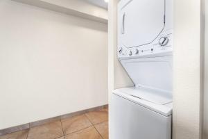 - une buanderie avec un lave-linge et un sèche-linge dans l'établissement Sea Village 4213, à Kailua-Kona