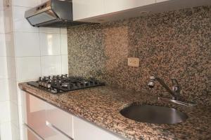 Kuchyň nebo kuchyňský kout v ubytování Habitación Doble Ciudad Salitre