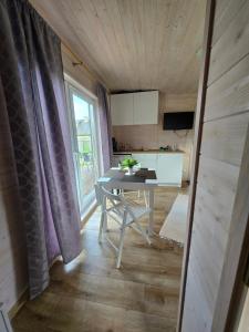 a small kitchen with a table in a tiny house at Palusalu puhkemaja in Haapsalu