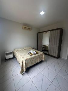 a bedroom with a bed and a large mirror at Casa 100% mobiliada no Caçari in Boa Vista