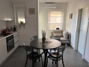 Dapur atau dapur kecil di Apartman LANA +14 gambar