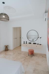 Φωτογραφία από το άλμπουμ του Dar Lily-Luxury & Design 4BDR Villa with Pool in Hammamet-5mn to Beach, The sindbad hotel στο Χαμμαμέτ