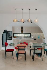 Η κουζίνα ή μικρή κουζίνα στο Dar Lily-Luxury & Design 4BDR Villa with Pool in Hammamet-5mn to Beach, The sindbad hotel +45 φωτογραφίες