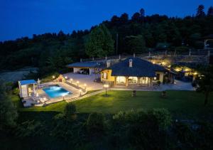 Bazén v ubytování Villa Marinelli with private pool, hot tub and garden, Tuscany nebo v jeho okolí