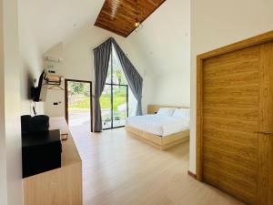 Postel nebo postele na pokoji v ubytování Khaosok Sunset Resort + 64 fotografií