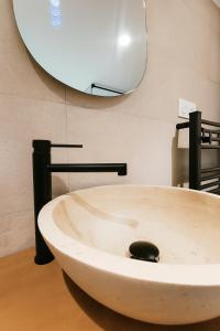 ストラスブールにあるLe Ptit Saint Florent - Studio Indépendant & Spaの洗面台と鏡のあるバスルーム