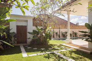 Κήπος έξω από το Jacuzzi 3BR Villa - Prime Canggu - Near Ocean