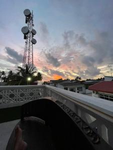 una persona che scatta una foto del tramonto da un balcone di Manaam Residence a Hoarafushi Altre 11 foto