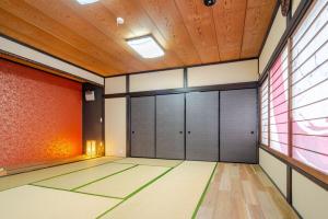 an empty room with lockers in a building at 箱根御泊処-庵- 047h in Hakone