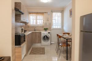 Η κουζίνα ή μικρή κουζίνα στο Nerida Beach Apartment +14 φωτογραφίες