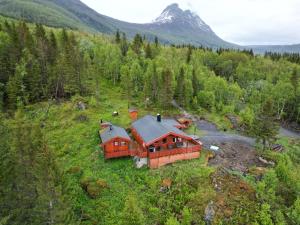 eine Luftaufnahme eines Hauses in den Bergen in der Unterkunft Maxi Cabin with Sauna and Jacuzzi in Kovan
