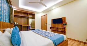 Televiisor ja/või meelelahutuskeskus majutusasutuses Hotel Olive Aero Suites Near Delhi Airport