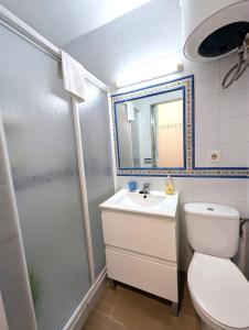a bathroom with a toilet and a sink and a shower at IslaOC Apartamentos - Estudio con acceso privado y directo a la Playa in Isla Cristina