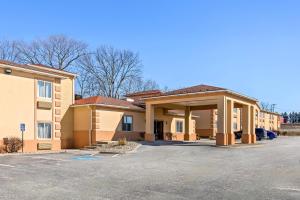 a view of a building with a parking lot at Quality Inn & Suites in Seville