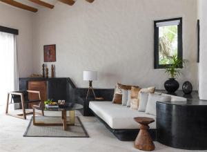 Гостиная зона в Thompson Zihuatanejo, A Beach Resort, by Hyatt