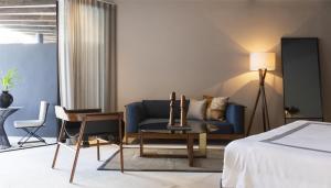 Кровать или кровати в номере Thompson Zihuatanejo, A Beach Resort, by Hyatt
