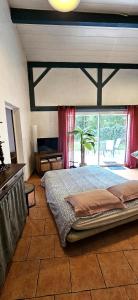 Ένα ή περισσότερα κρεβάτια σε δωμάτιο στο Maison calme en bord de rivière