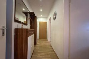 a hallway of a kitchen with a counter and a mirror at FeWo Peters - Zentral gelegen in Wilhelmshaven