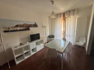 A television and/or entertainment centre at Dimora 14