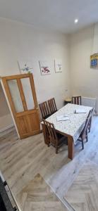 comedor con mesa, sillas y puerta en Lucruios villa room 4, en Hull