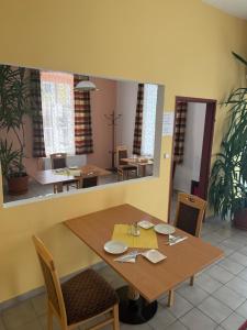 jadalnia ze stołem, krzesłami i lustrem w obiekcie Sommerfrische Waldviertel w mieście Kirchberg am Walde