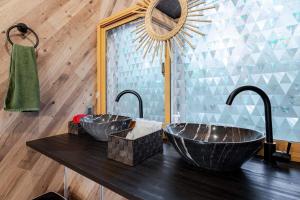 un bagno con tre lavandini a appoggio su un tavolo di legno di HAKONE Villa-Rin- 052H a Hakone Altre 48 foto