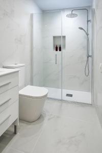 un bagno bianco con doccia e WC di Apartamento Maresía a Candelaria