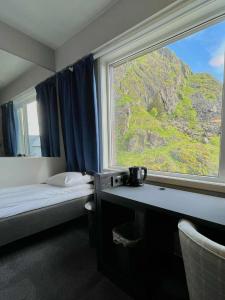 Postel nebo postele na pokoji v ubytování Live Lofoten Hotel