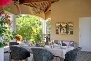a dining room with a table and chairs at Villa Lavyn in Grimaud