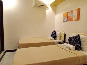 Postel nebo postele na pokoji v ubytování Amax Inn Cebu