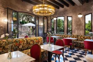 a restaurant with couches and tables and windows at Hotel Boutique Làpety in Tarragona