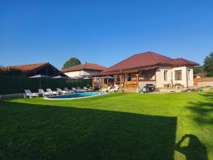 a house with a yard with a swimming pool at Къща за гости Алтея in Sarovtsi