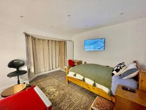 Katil atau katil-katil dalam bilik di Luxe Villa, 4 En-suite Bedrooms - West London - Wembley Stadium 5KM away
